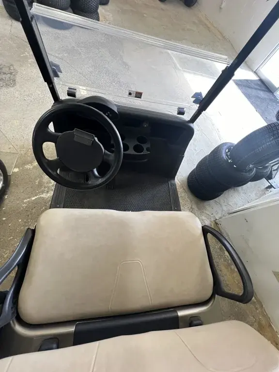 2019 E-Z-GO RXV thumb 4