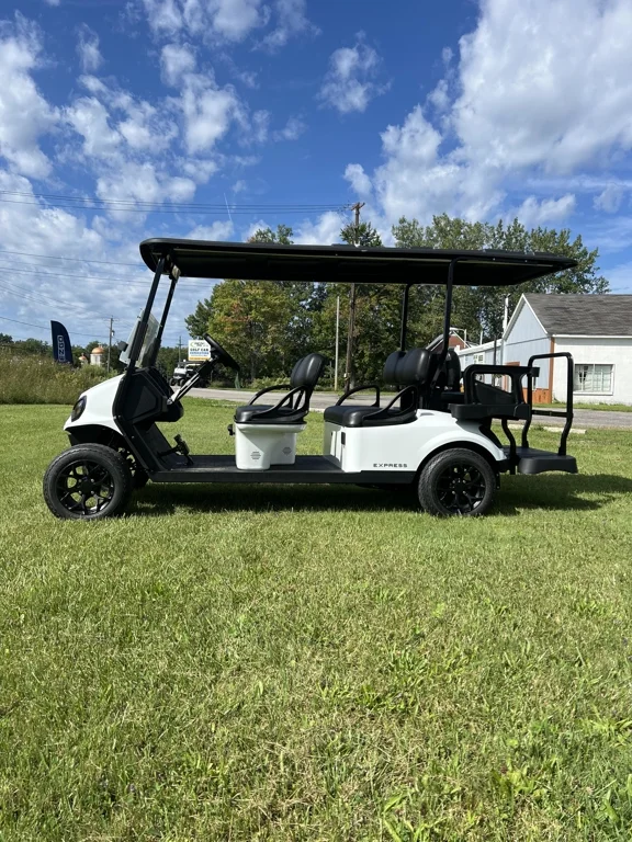2027 E-Z-GO Express photo 1
