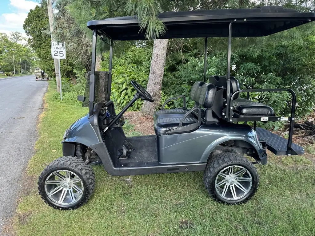 2017 E-Z-GO RXV thumb 4