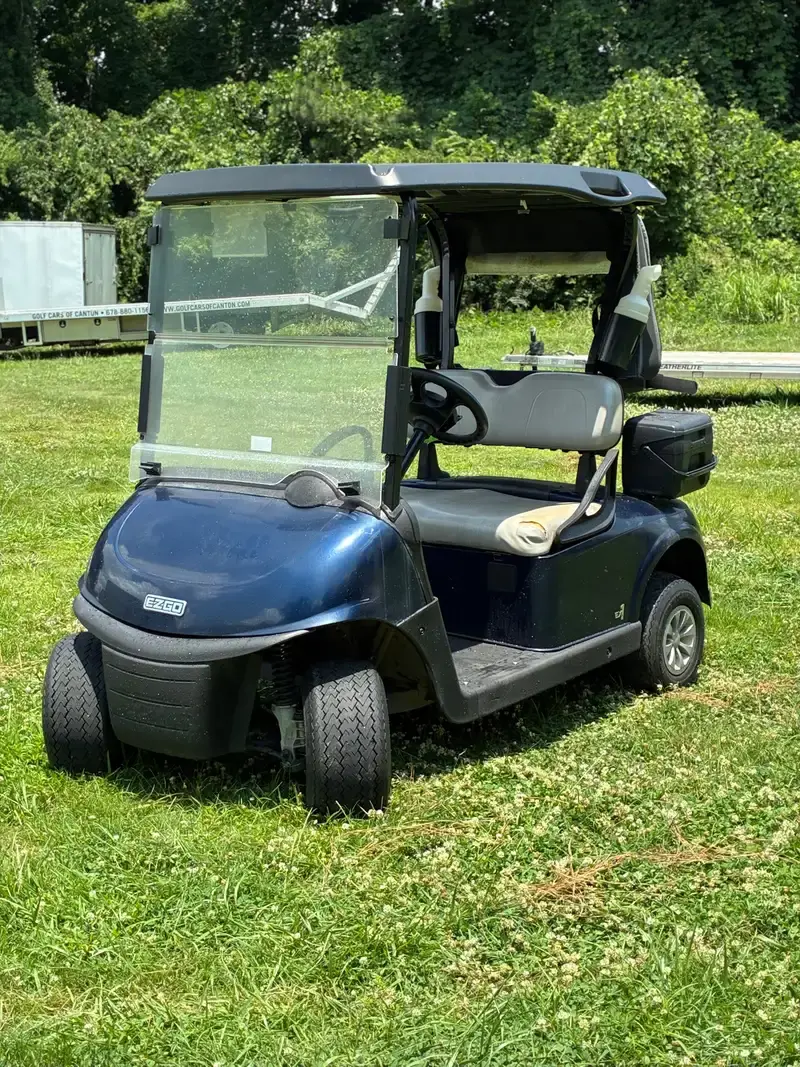2023 E-Z-GO RXV photo 1