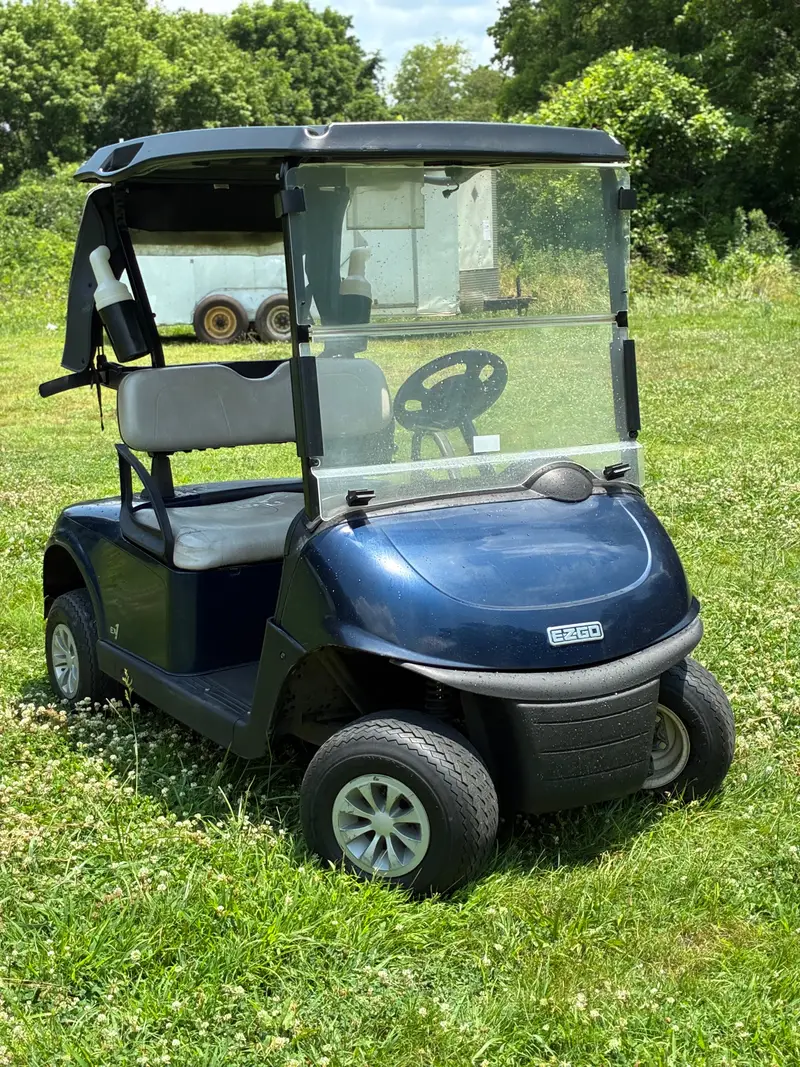 2023 E-Z-GO RXV thumb 3