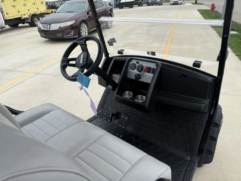 2025 E-Z-GO Express thumb 4