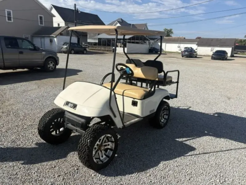 2013 E-Z-GO Shuttle 2+2 TXT Electric photo 1