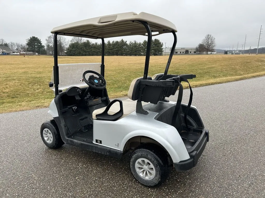 2022 E-Z-GO RXV thumb 2