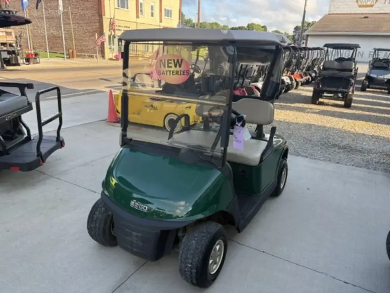 2018 E-Z-GO RXV thumb 1