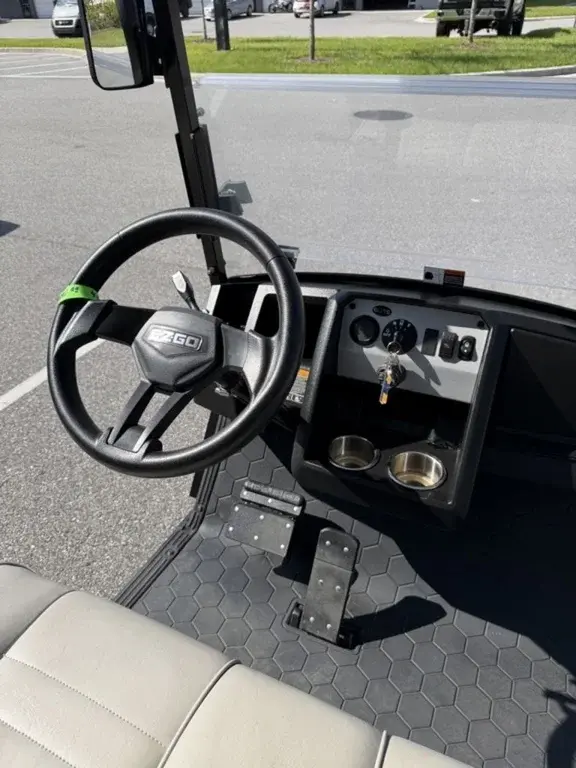 2023 E-Z-GO Express thumb 4