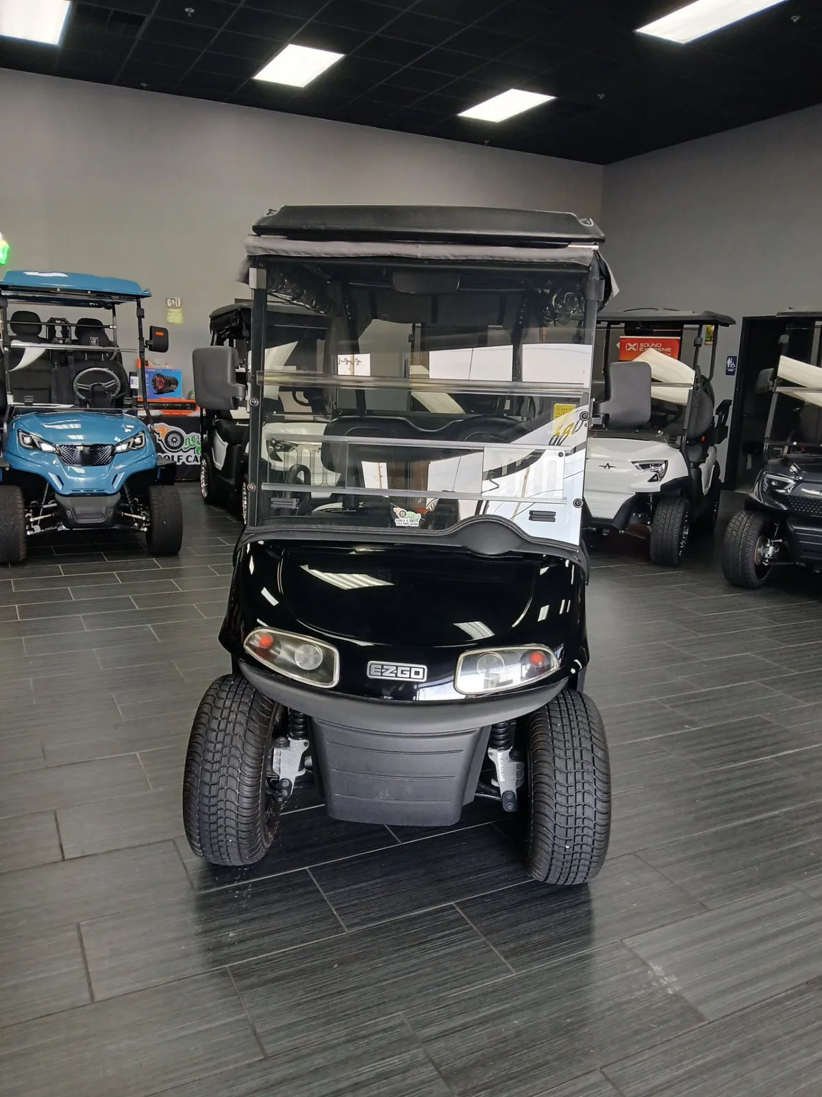 2022 E-Z-GO RXV thumb 3