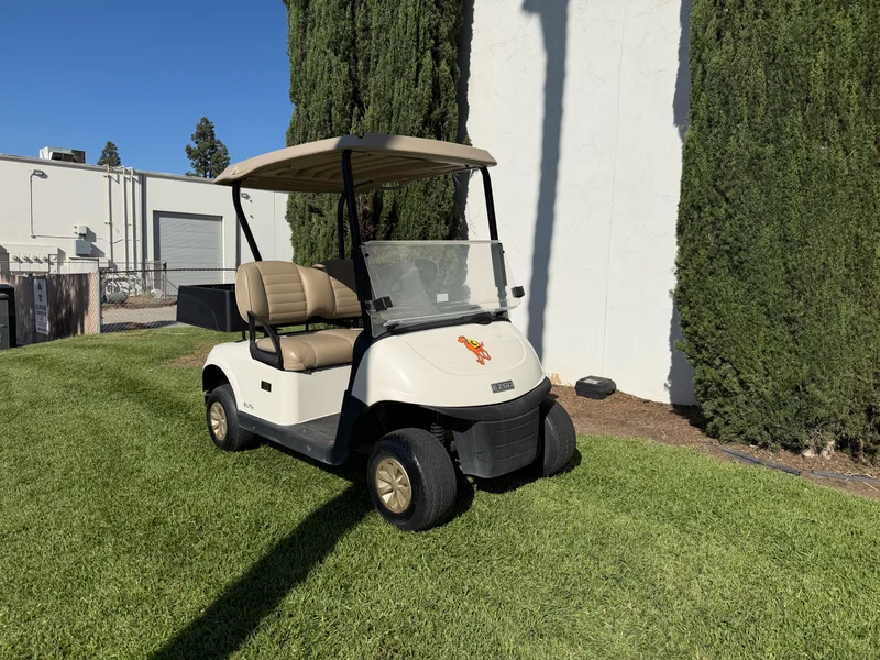 2023 E-Z-GO RXV ELiTE Lithium thumb 4