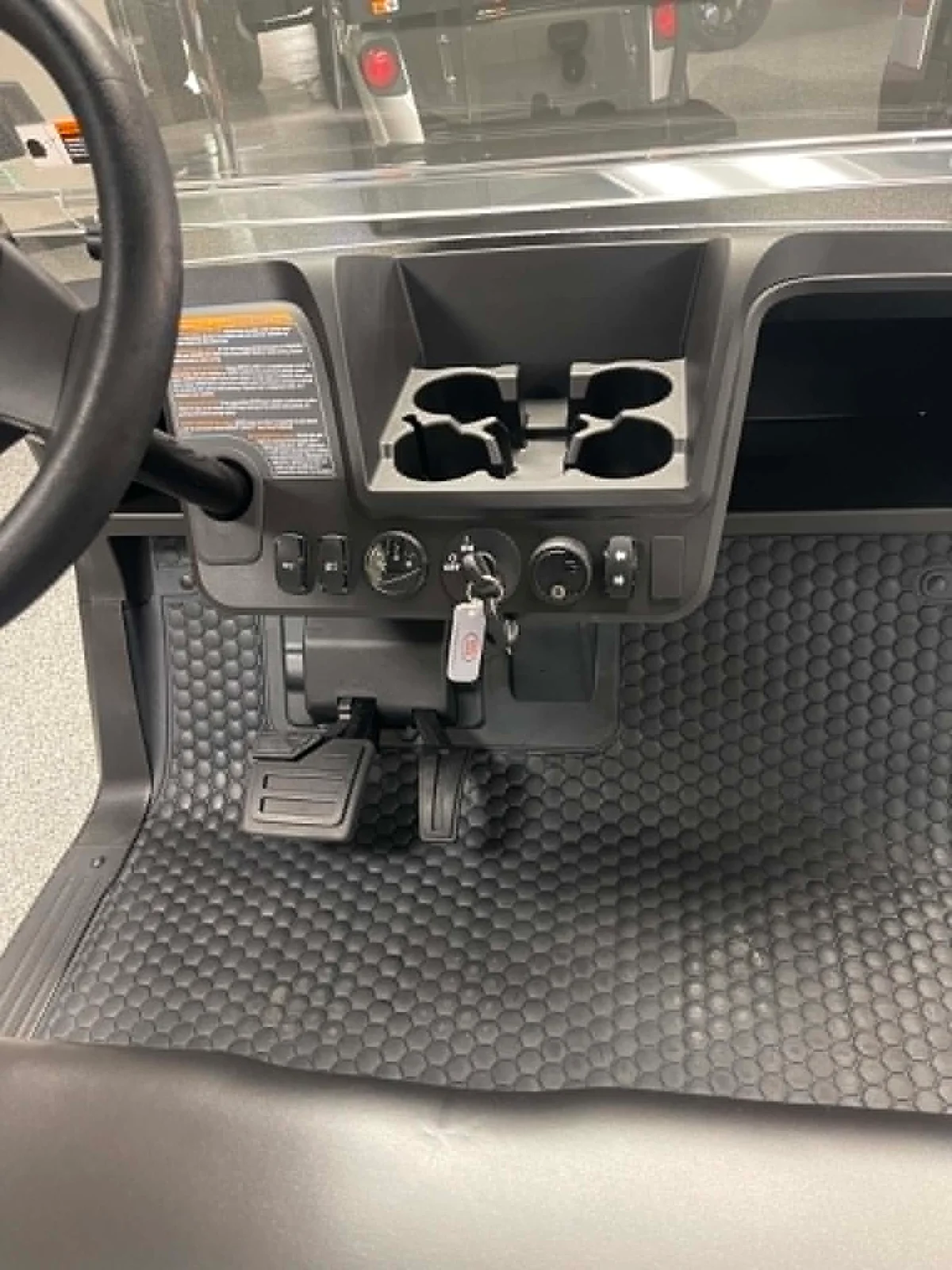2027 E-Z-GO RXV 4 Valor S+ 13.5-hp Gas thumb 4