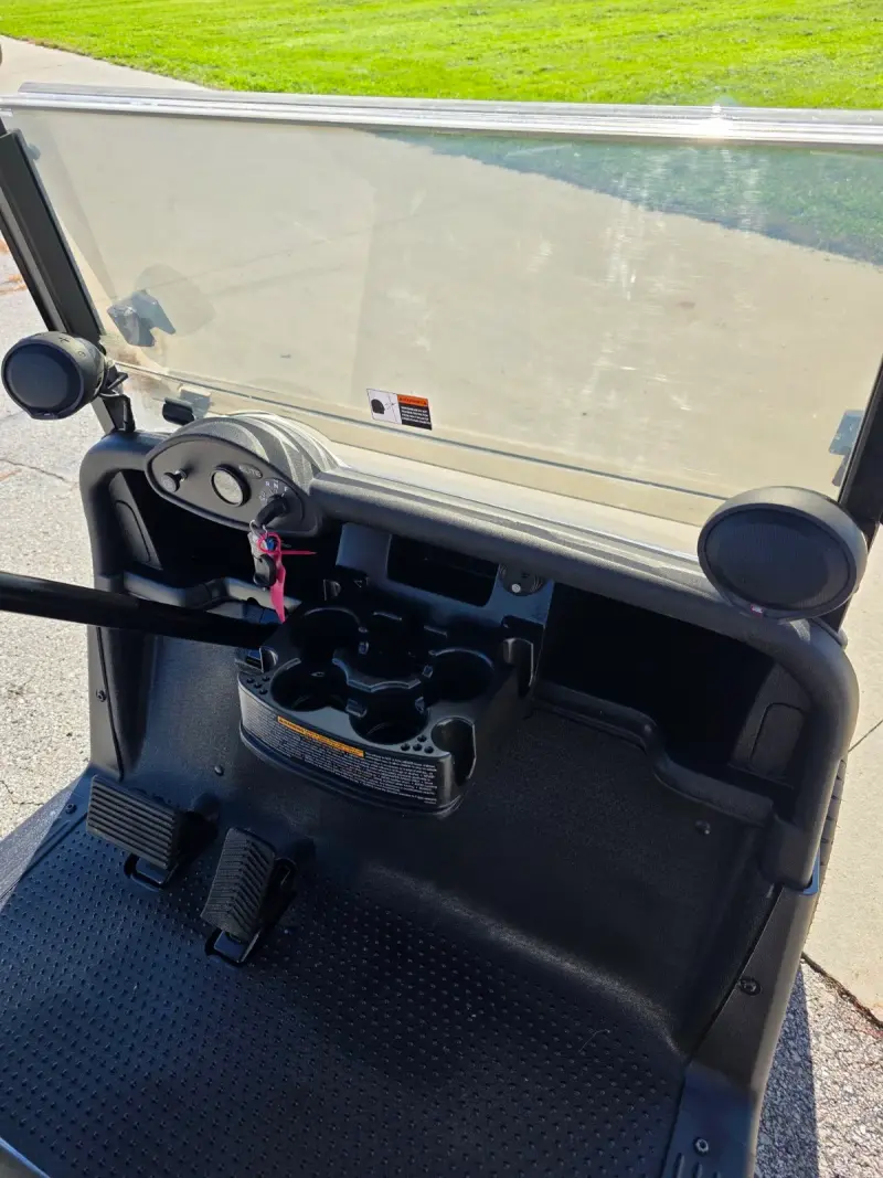 2022 E-Z-GO RXV thumb 3