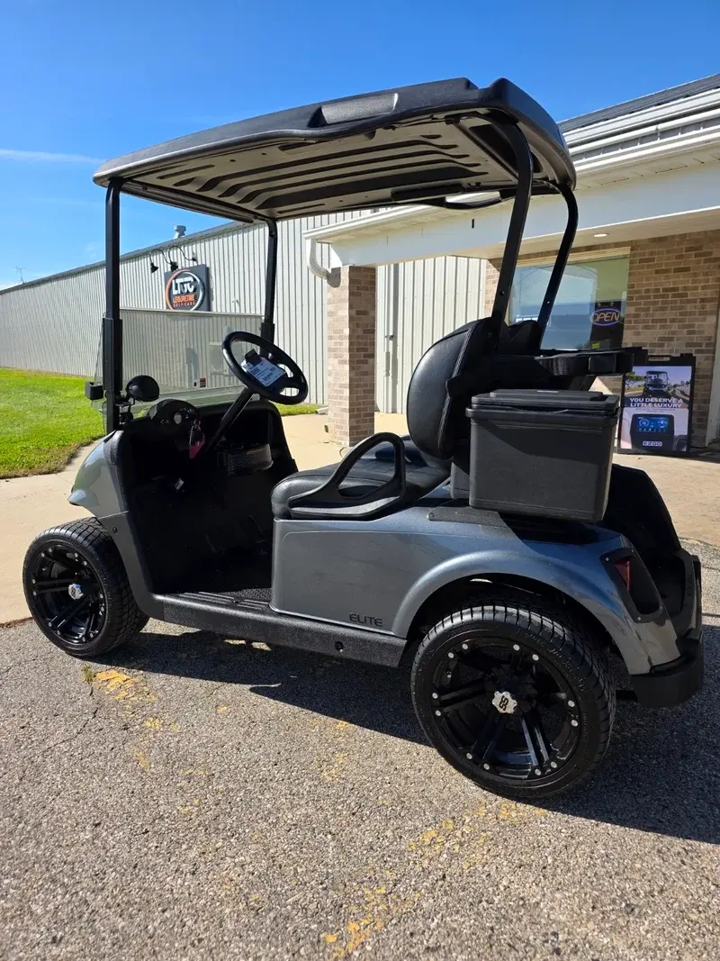 2022 E-Z-GO RXV thumb 2