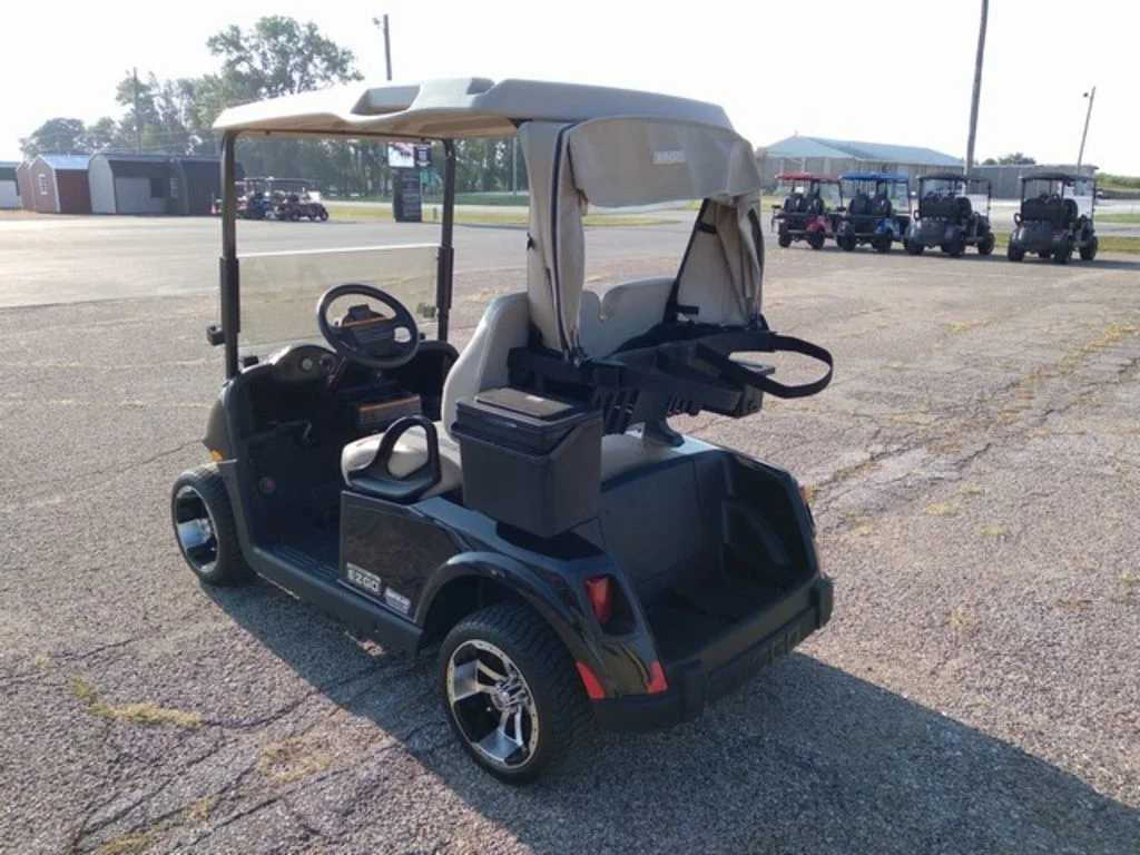 2017 E-Z-GO RXV thumb 4