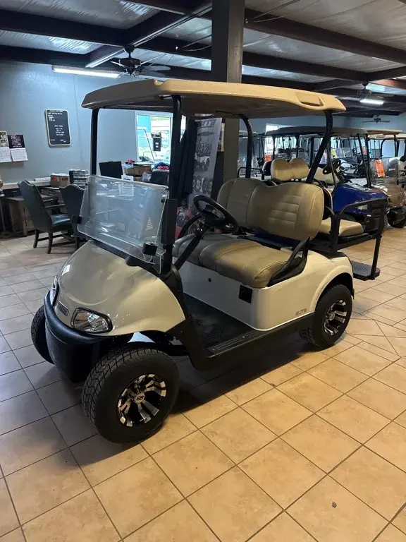 2023 E-Z-GO RXV photo 1