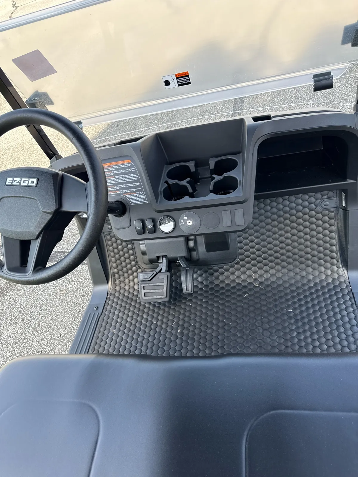 2027 E-Z-GO RXV 2 Valor S 13.5-hp Gas thumb 3