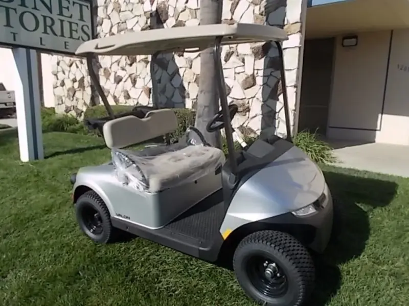 2025 E-Z-GO Valor thumb 1