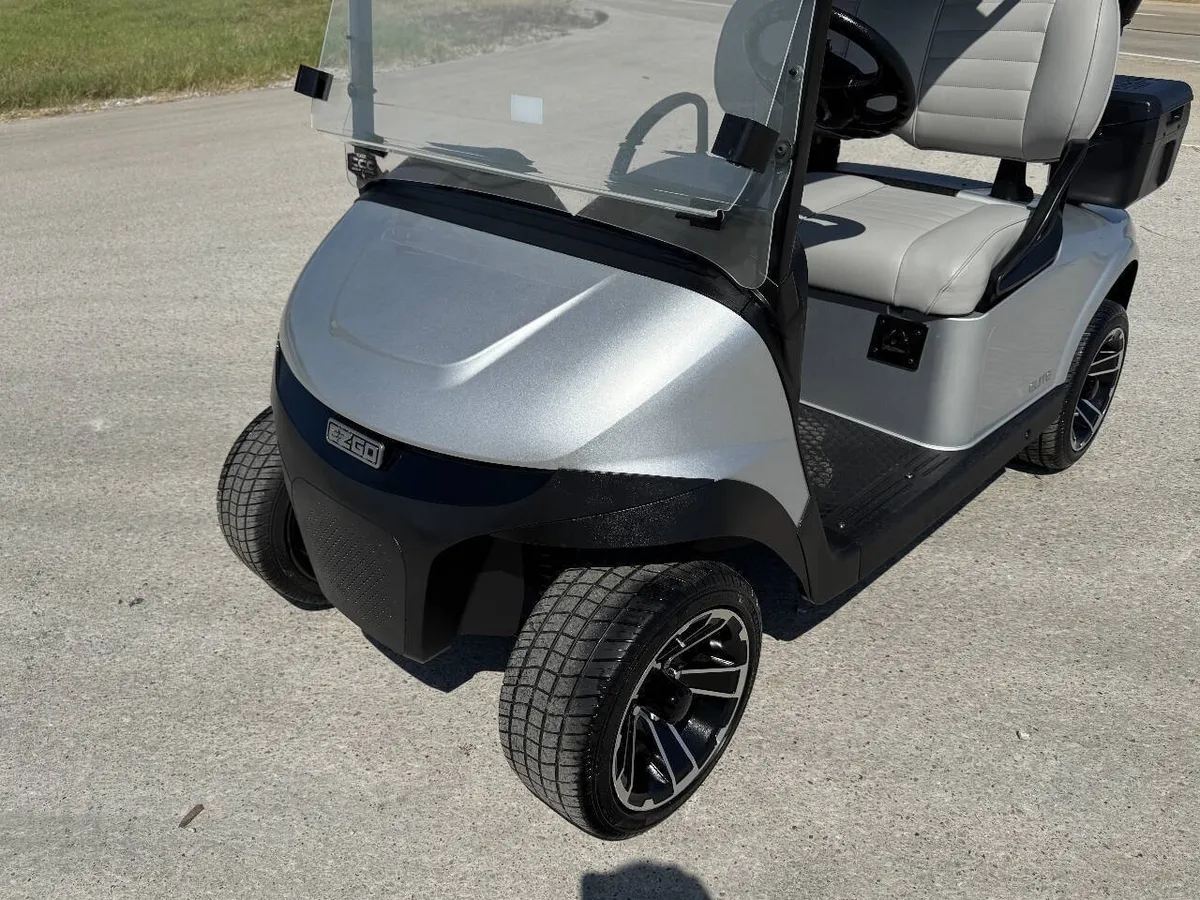 2024 E-Z-GO RXV ELiTE Lithium thumb 4