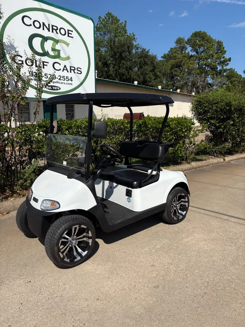 2021 E-Z-GO RXV photo 1