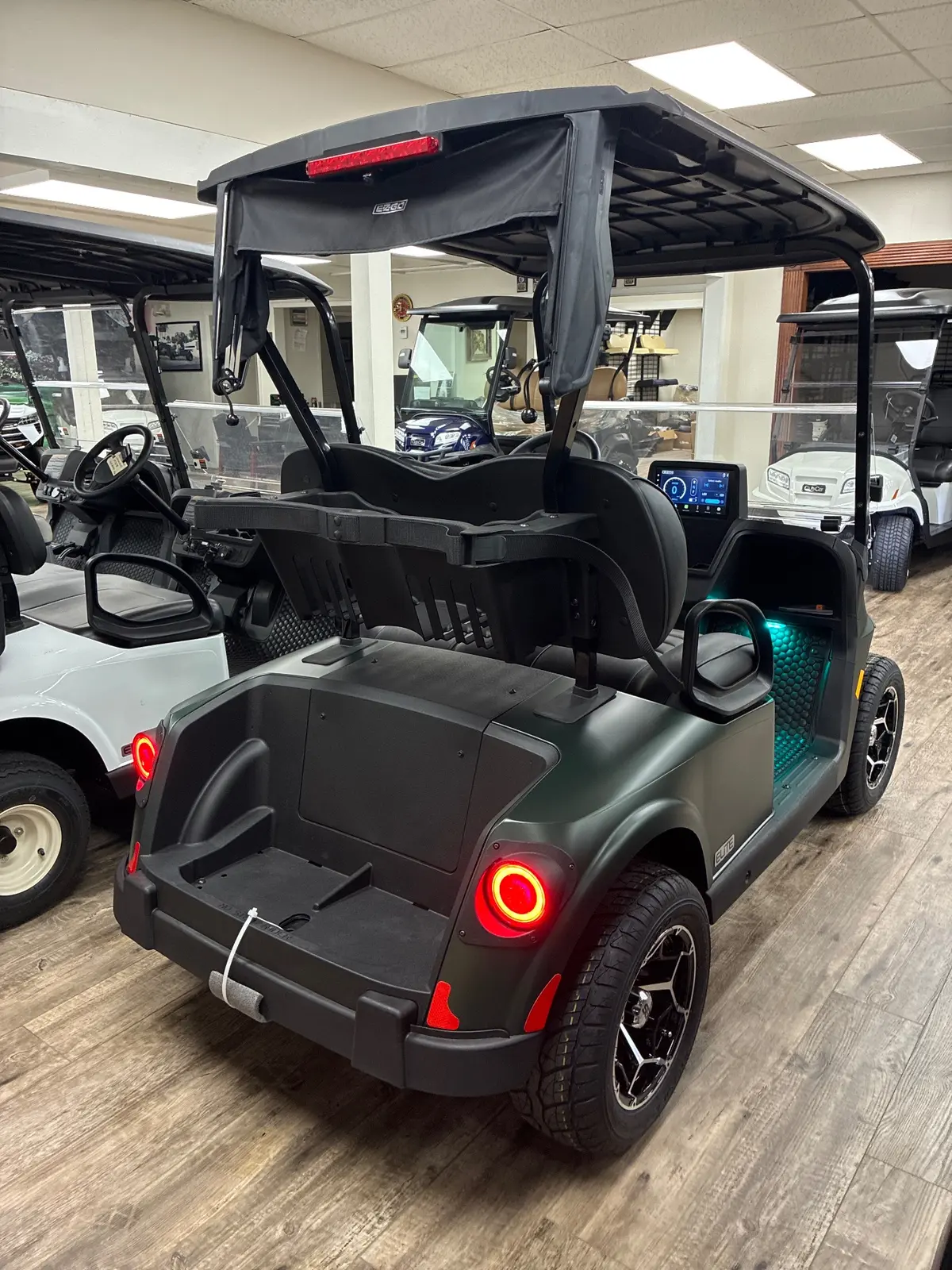 2026 E-Z-GO RXV ELiTE Lithium thumb 3