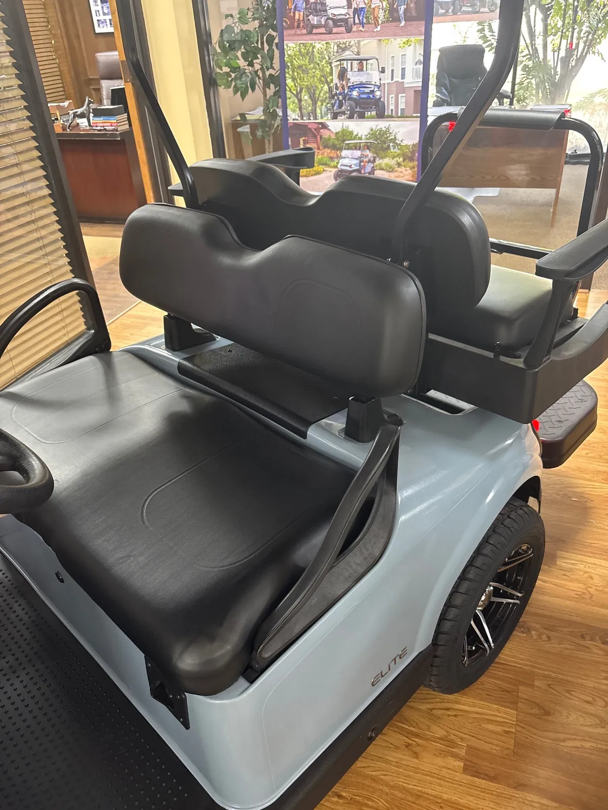 2023 E-Z-GO RXV ELiTE Lithium thumb 2