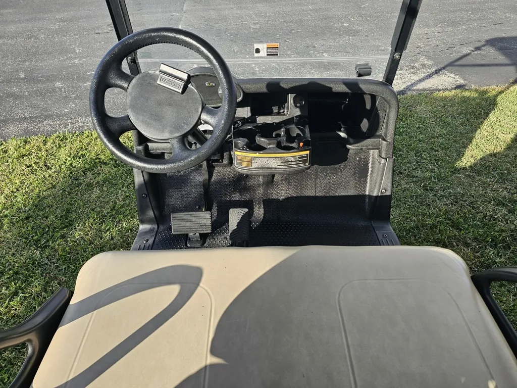 2021 E-Z-GO RXV ELiTE Lithium thumb 4