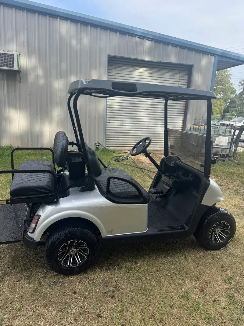 2023 E-Z-GO RXV Gas thumb 4