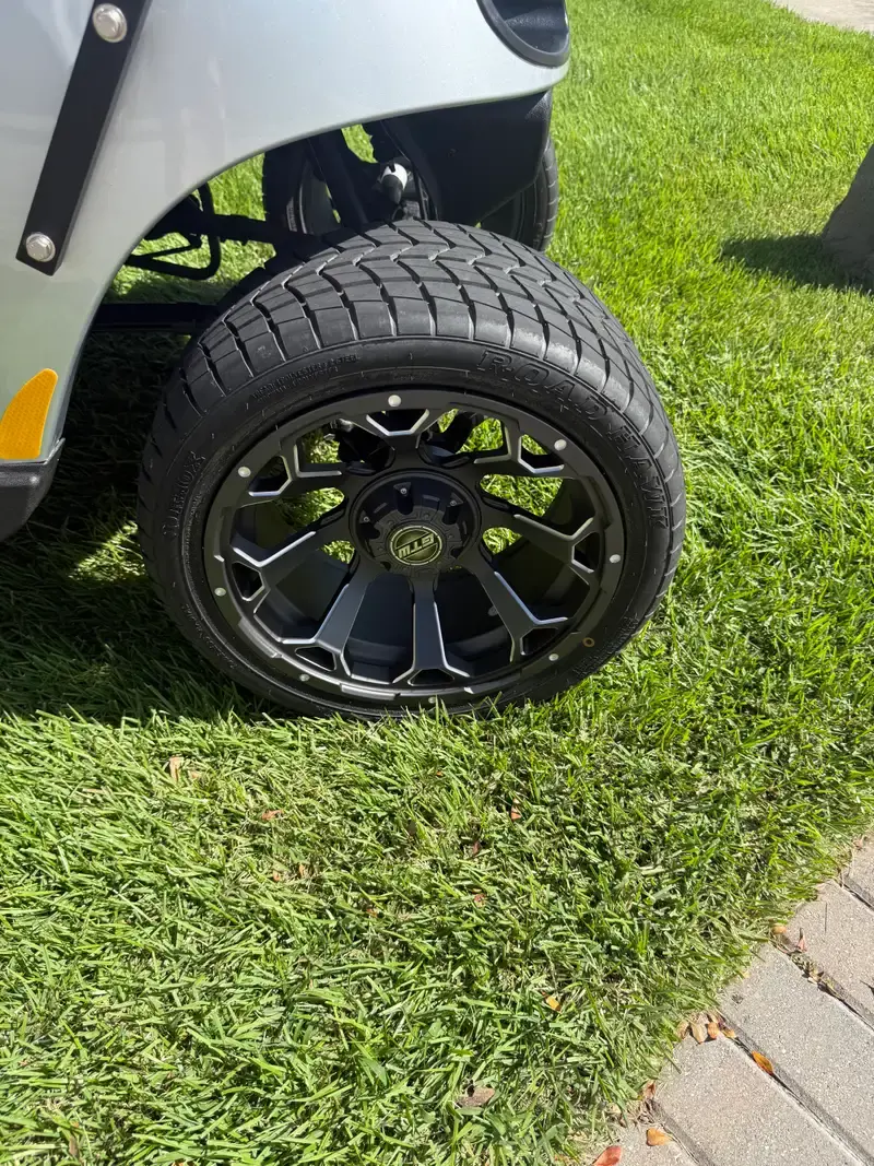 2018 E-Z-GO Valor ELiTE Lithium thumb 2