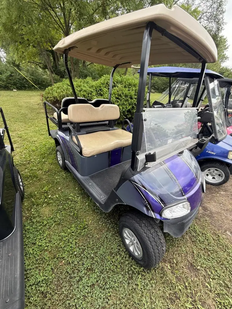 2021 E-Z-GO RXV photo 4