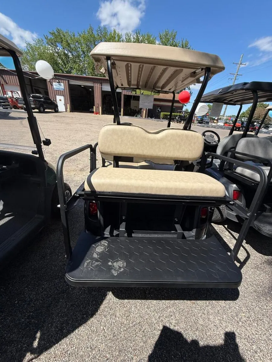 2021 E-Z-GO RXV photo 10