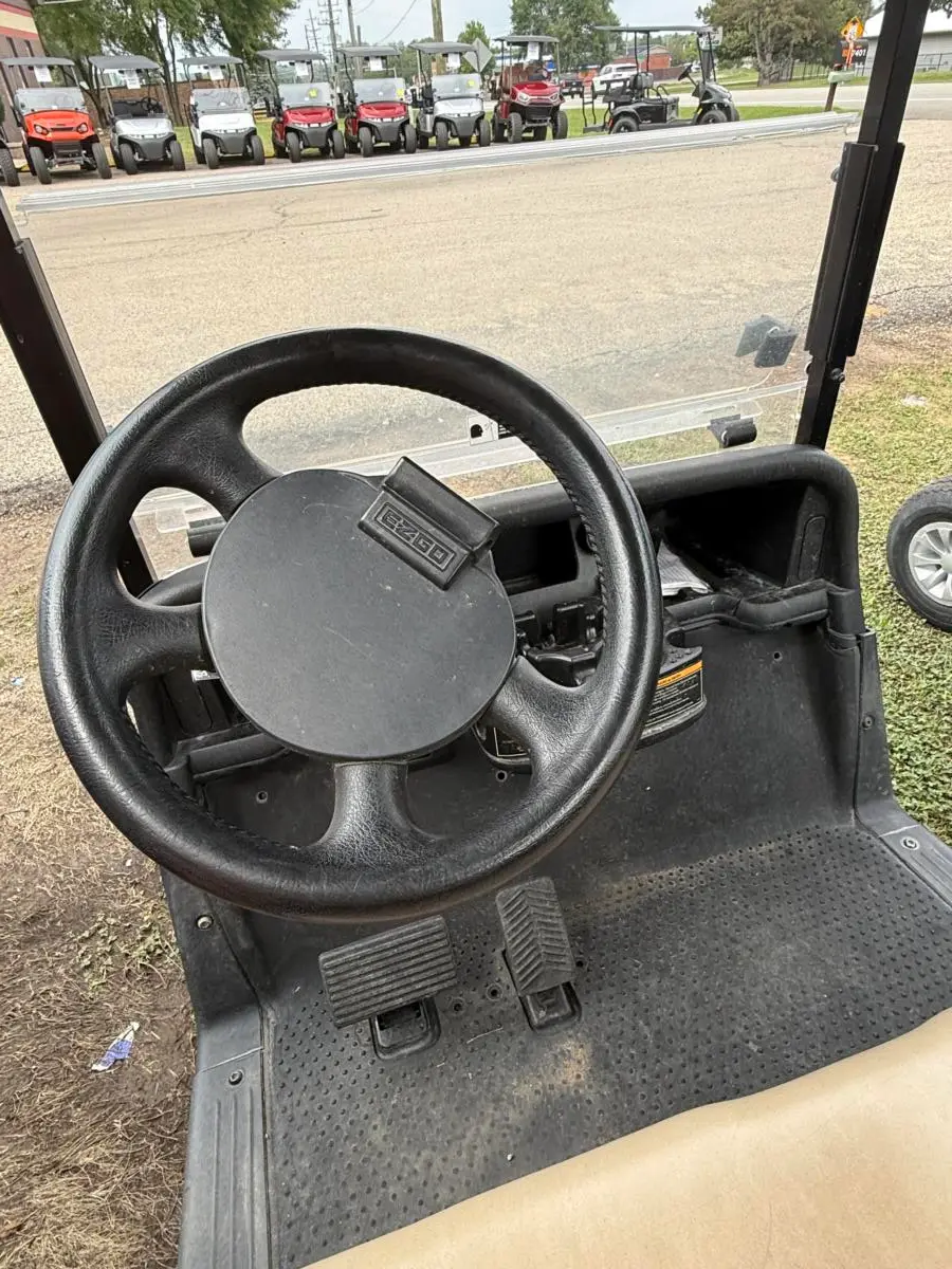 2021 E-Z-GO RXV photo 5