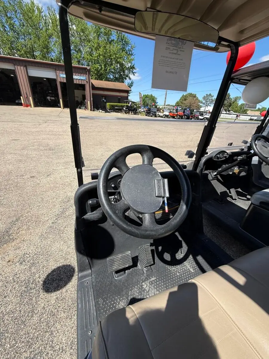 2021 E-Z-GO RXV photo 8