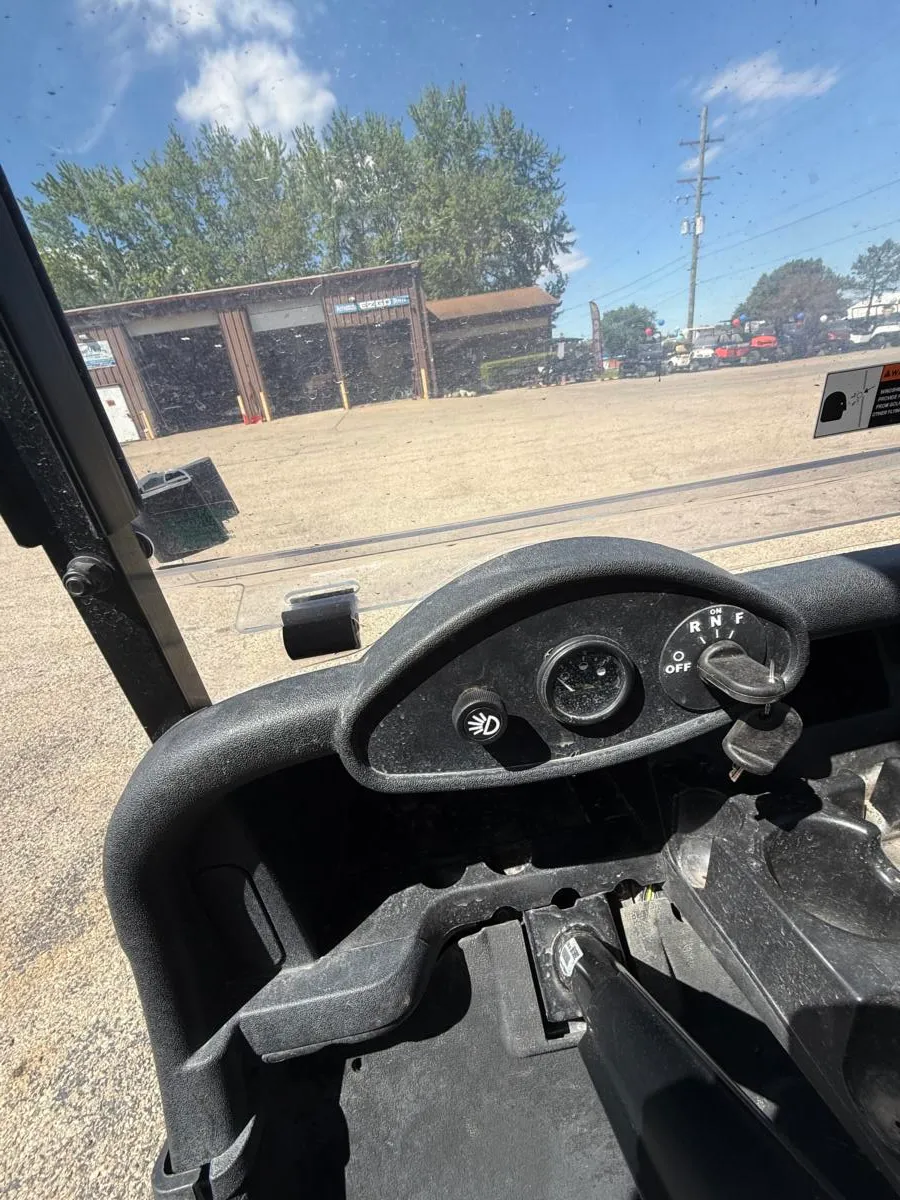 2021 E-Z-GO RXV photo 4
