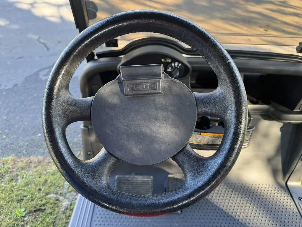 2022 E-Z-GO RXV photo 13