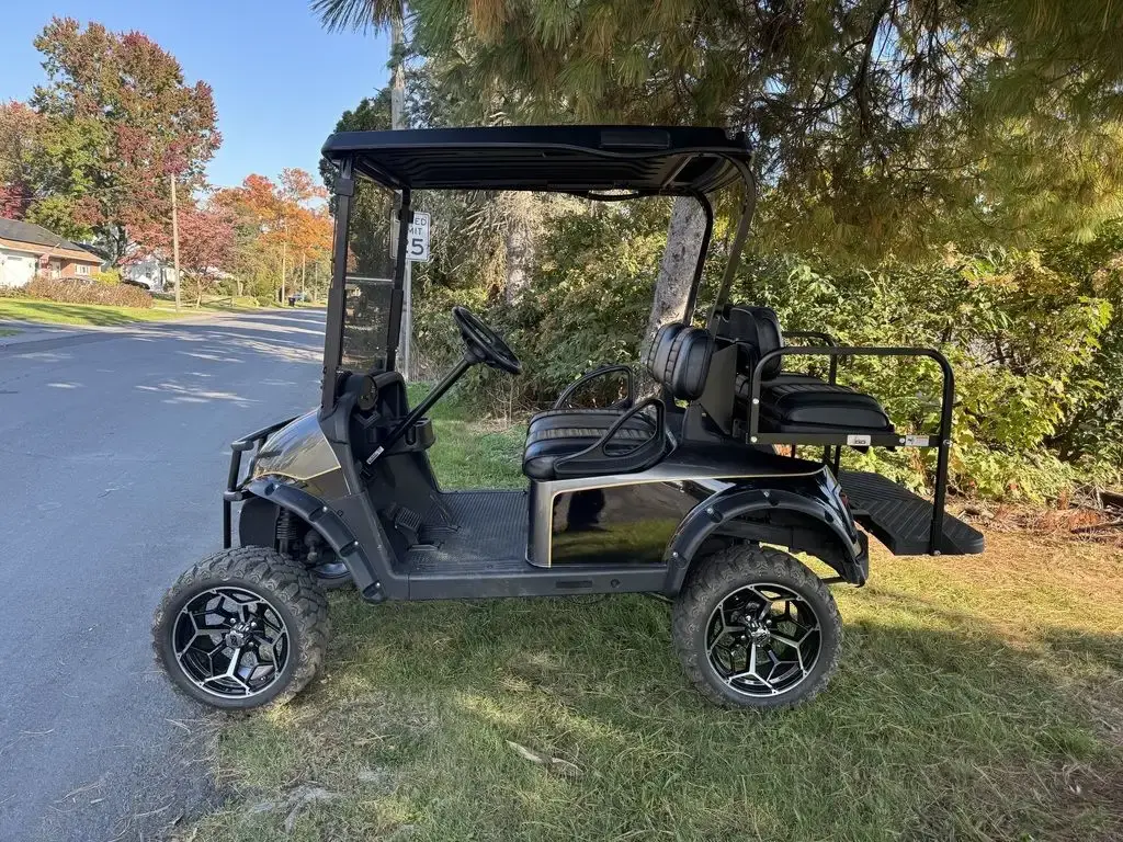 2018 E-Z-GO RXV photo 4
