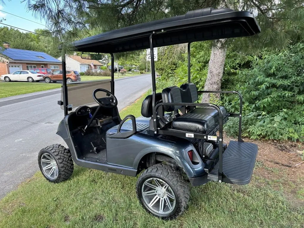 2017 E-Z-GO RXV photo 5