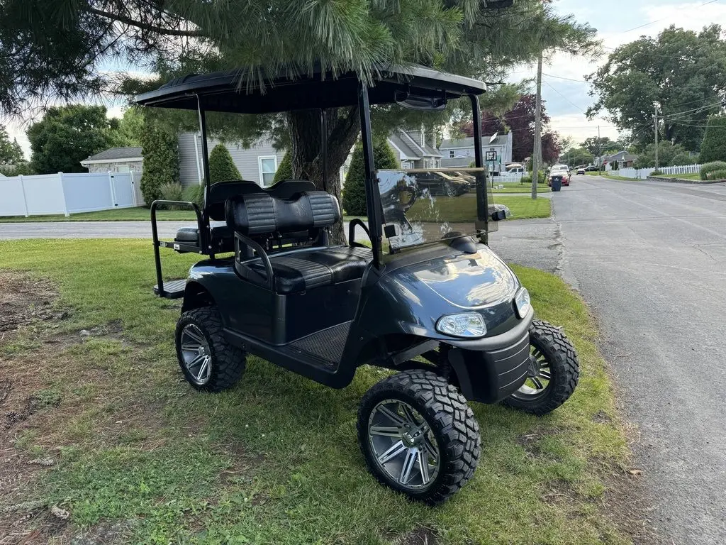 2017 E-Z-GO RXV photo 3