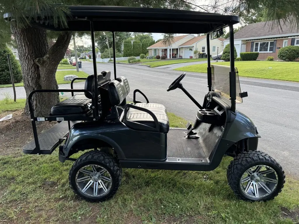 2017 E-Z-GO RXV photo 7