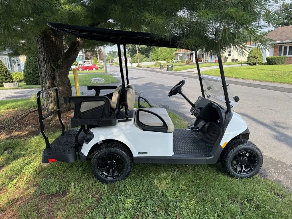2026 E-Z-GO RXV photo 4