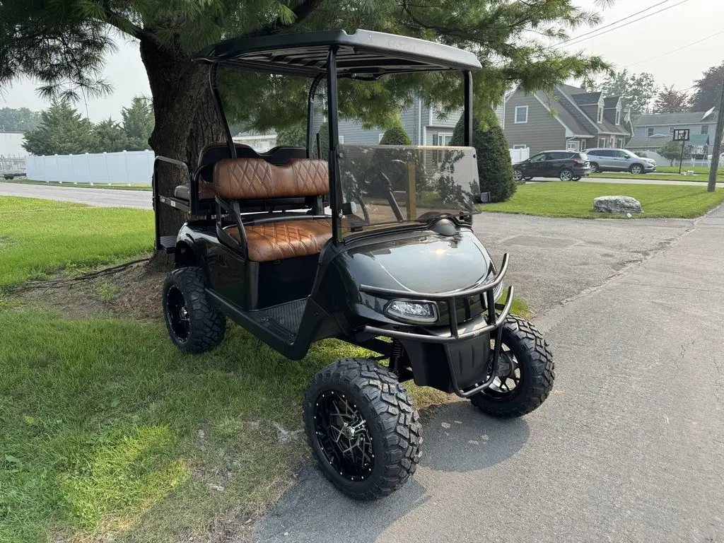 2021 E-Z-GO RXV photo 3