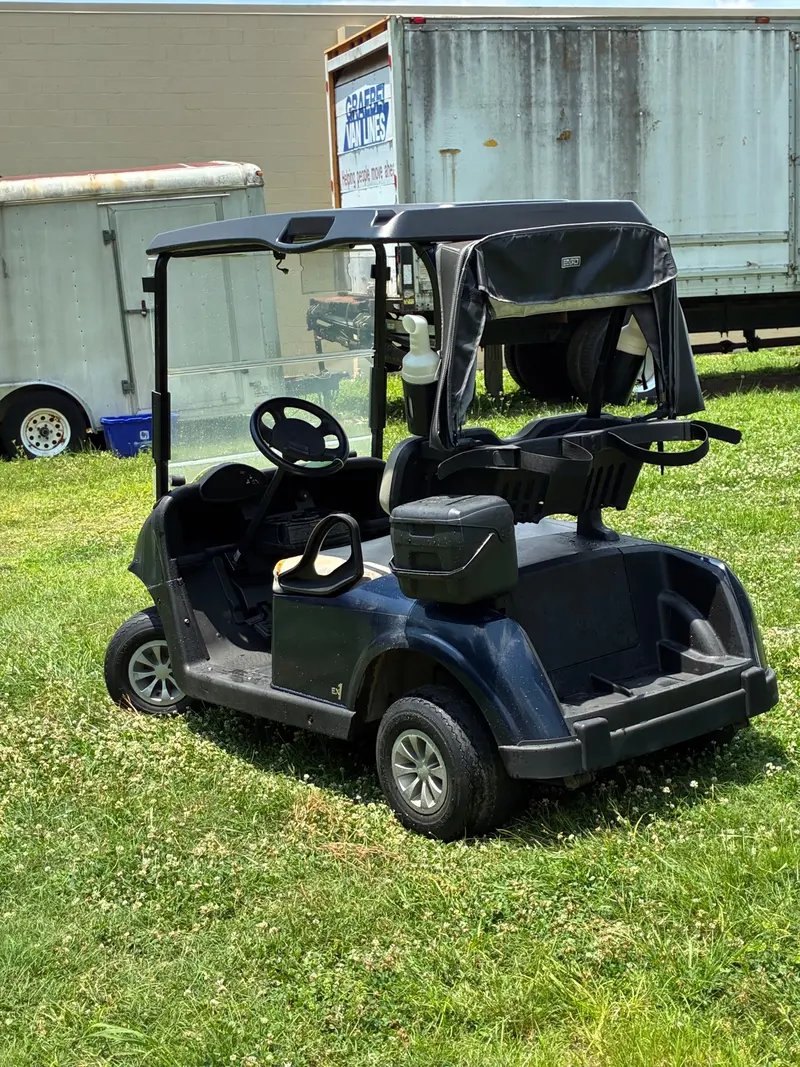 2023 E-Z-GO RXV photo 9