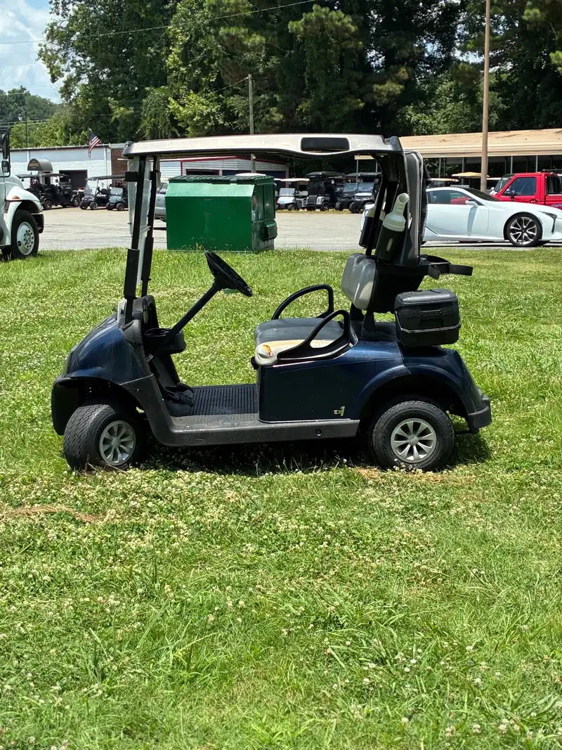 2023 E-Z-GO RXV photo 6