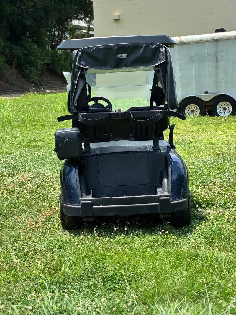 2023 E-Z-GO RXV photo 8