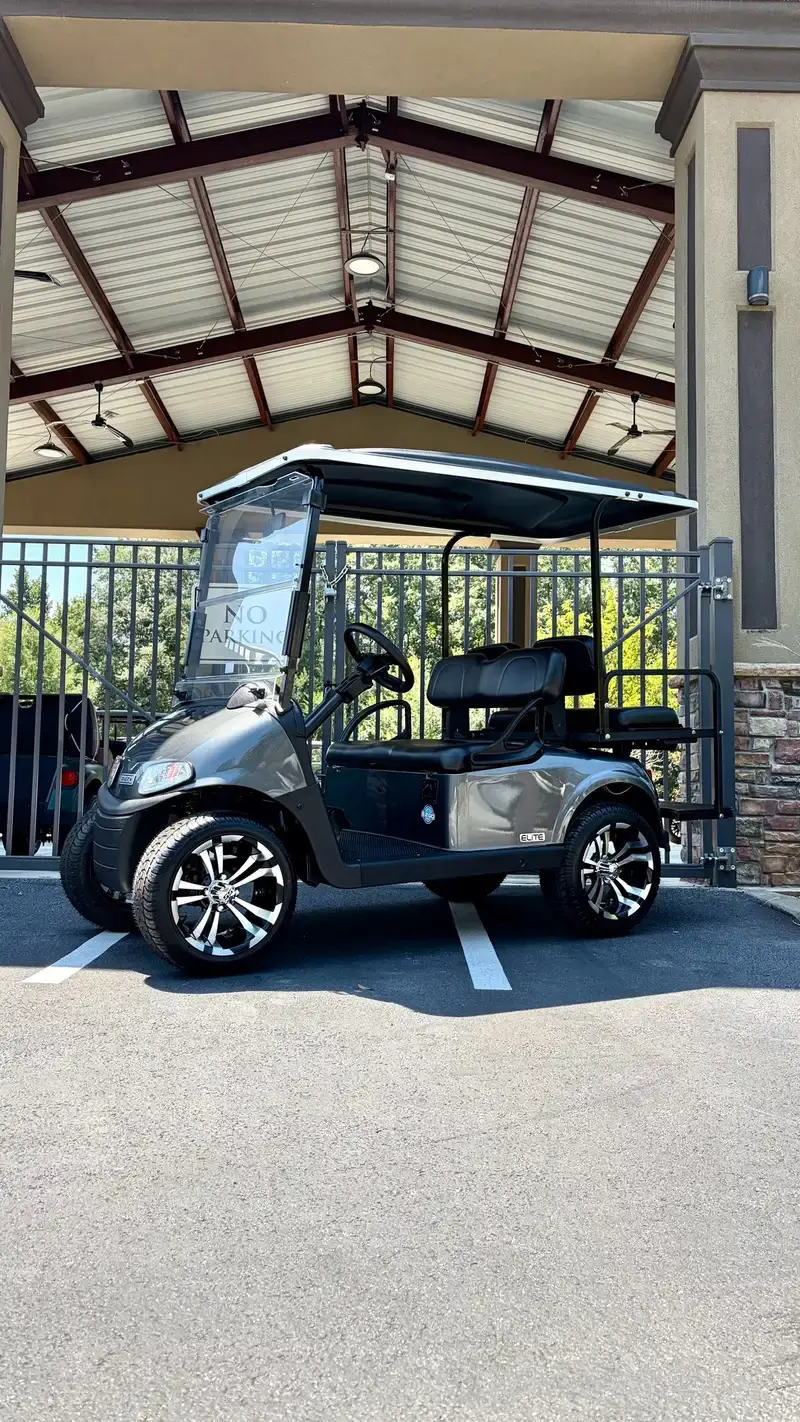 2021 E-Z-GO RXV photo 1