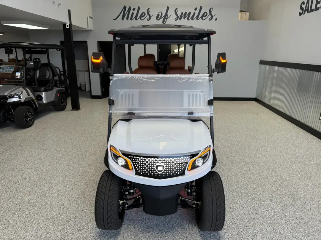 2026 Solana EV XA 4P photo 1