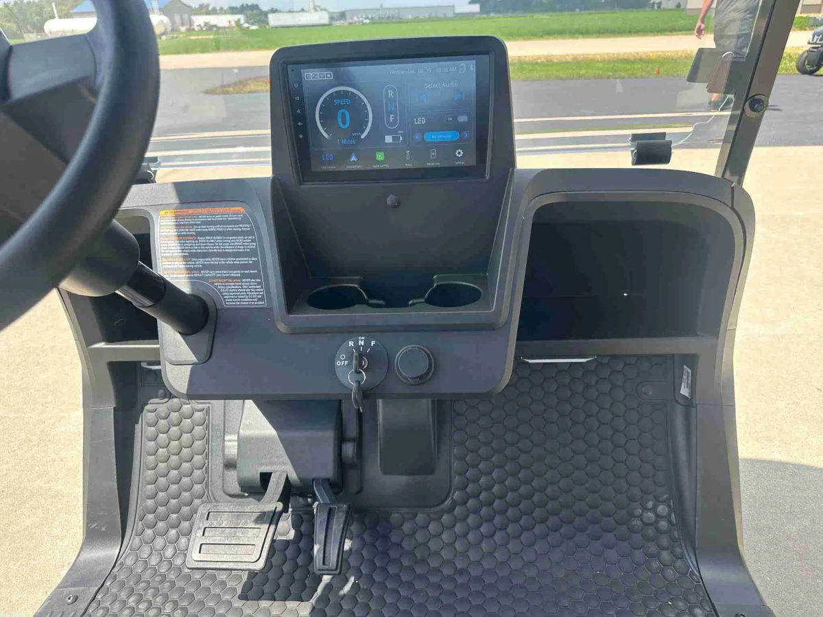 2027 E-Z-GO RXV 4 TOURING ST ELITE photo 15