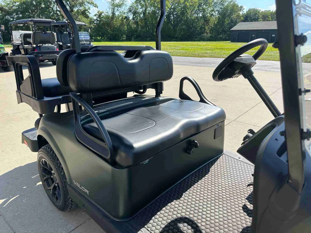 2027 E-Z-GO Valor photo 13
