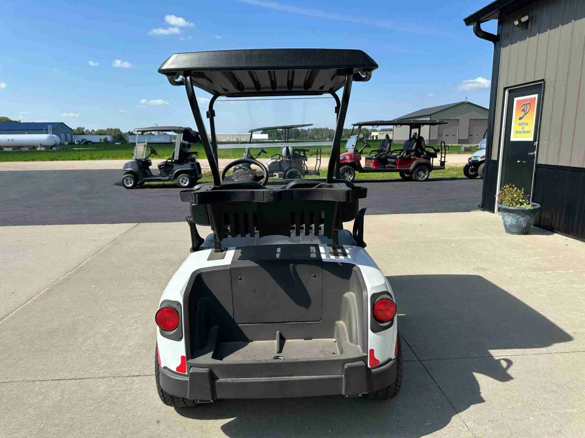 2027 E-Z-GO Valor photo 5