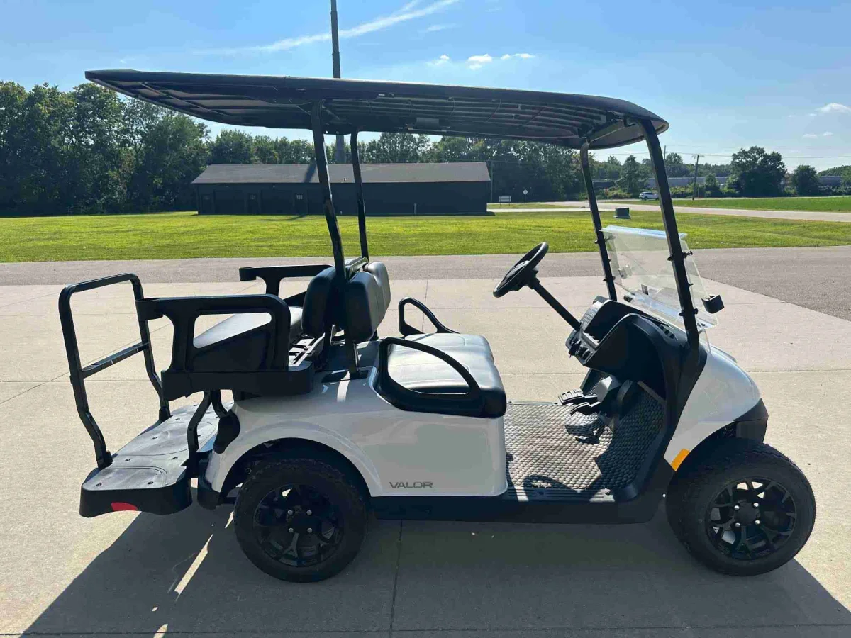 2027 E-Z-GO Valor photo 10