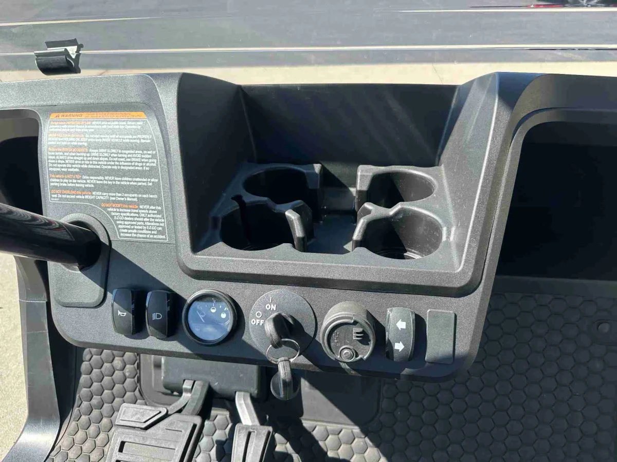 2027 E-Z-GO Valor photo 15