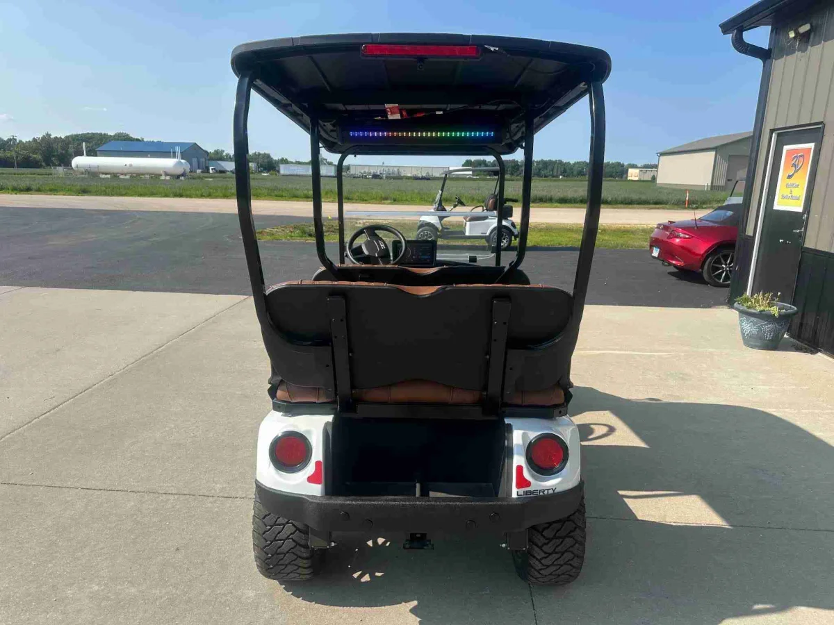 2027 E-Z-GO Liberty ELiTE Lithium photo 5