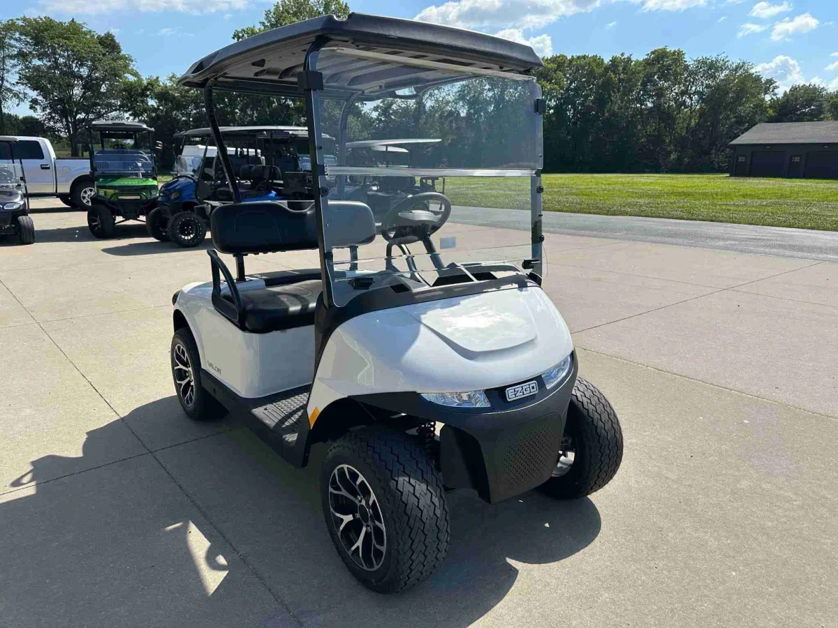 2027 E-Z-GO Valor photo 8